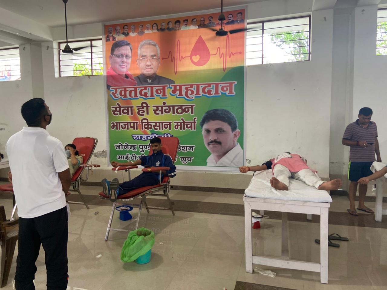 जोगेंद्र पुंडीर फाउंडेशन ने आयोजित किया रक्तदान शिविर, 76 यूनिट रक्त किया एकत्रित