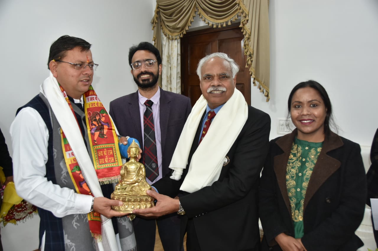 सीएम धामी ने पद्मश्री डॉ. बी.के.एस. संजय को सम्मानित किया