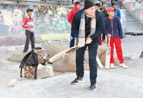 नैनीताल में मॉर्निंग वॉक पर निकले सीएम धामी, बच्चों के साथ खेला क्रिकेट..